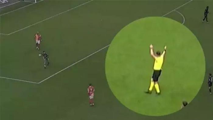 GALATASARAY HIZLI HÜCUMA ÇIKARKEN HAKEMİN OYUNU DURDURMASI