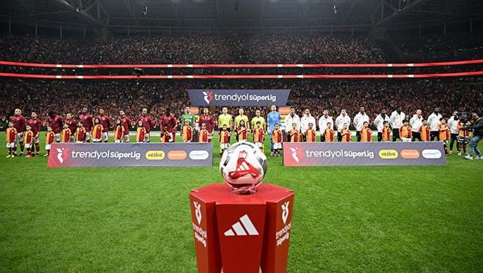 Galatasaray-Beşiktaş derbisinde yıldız isme övgüler Heykeli dikilmeli | Sınırları fazlasıyla zorladı