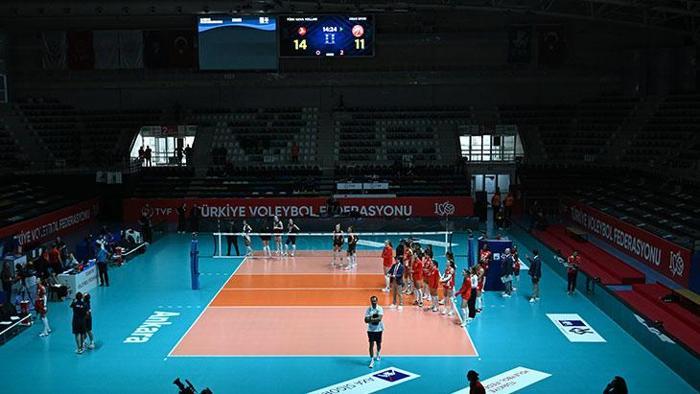 Voleybol maçında yangın paniği Korku dolu anlar nedeniyle maça ara verildi