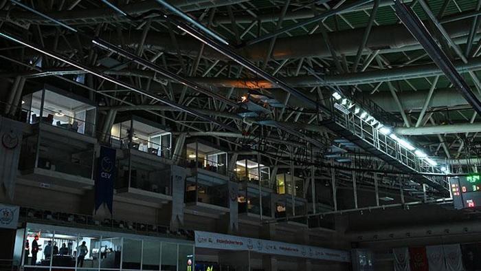 Voleybol maçında yangın paniği Korku dolu anlar nedeniyle maça ara verildi