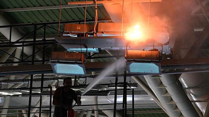 Voleybol maçında yangın paniği Korku dolu anlar nedeniyle maça ara verildi