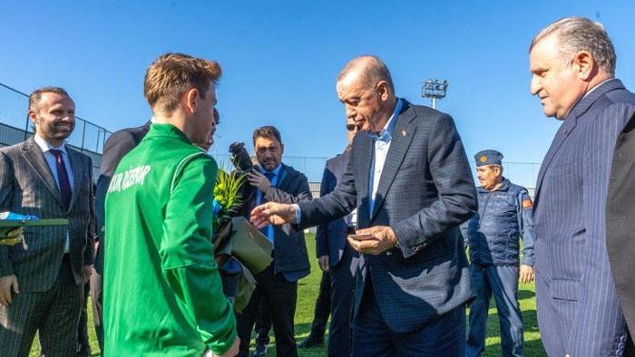 Cumhurbaşkanı Erdoğan, Çaykur Rizespor Futbol Kulübü ve Rize Çay İlkokulunu ziyaret etti