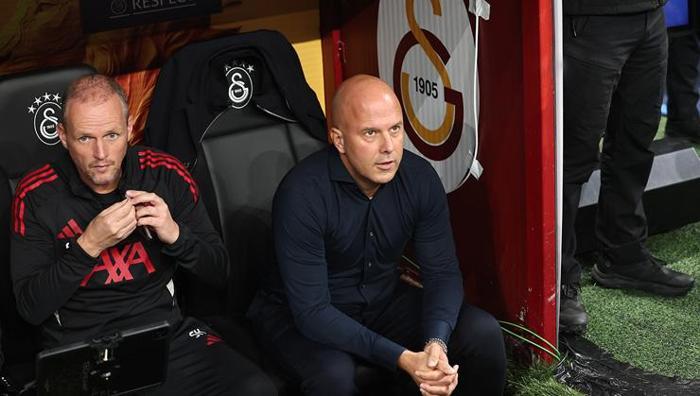 Arne Slot Galatasaray kabusundan kurtulamıyor Manchester United maçı öncesi yine bahsetti: VARa çattı