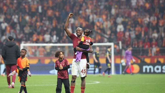 Osimhen adeta Bodoslama daldı