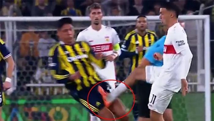 Edson Alvareze acımasız faule sadece sarı çıktı Deniz Çobandan sert sözler: Hakem saç baş yoldurdu
