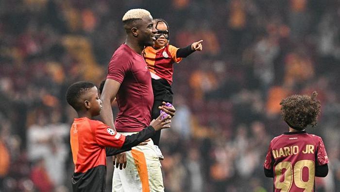 Hepsi Galatasaraylı oldu Osimhenin ailesinden Rams Park çıkarması