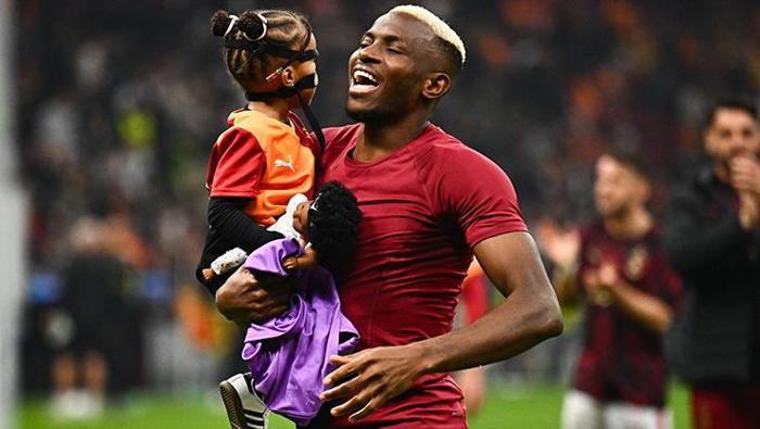 Hepsi Galatasaraylı oldu Osimhenin ailesinden Rams Park çıkarması