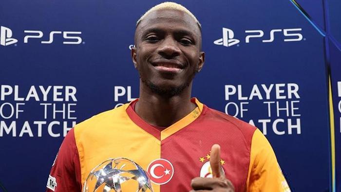 Hepsi Galatasaraylı oldu Osimhenin ailesinden Rams Park çıkarması