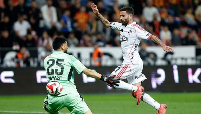 Beşiktaş-Fenerbahçe derbisi öncesi Rafa Silvadan haber var: Sakatlanmıştı, durumu belli oldu
