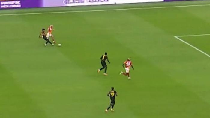 GALATASARAYIN ATTIĞI İLK GOLDE HAKEMİN VARA GİDİP İZLEMESİ DOĞRU MU