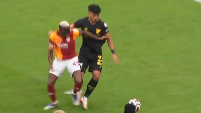 OSIMHENİN BEKLEDİĞİ PENALTI POZİSYONU