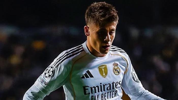 AYAKTA ALKIŞKANDI, MORAL BULDU