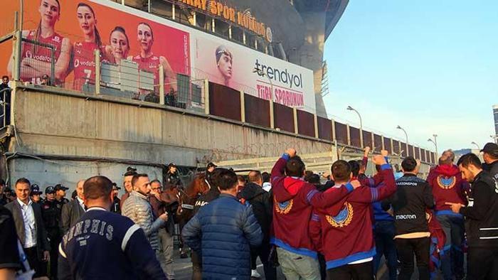 Trabzonspor taraftarları Galatasaray maçı için RAMS Parka geldi