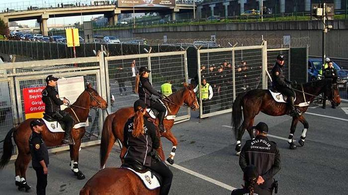 Trabzonspor taraftarları Galatasaray maçı için RAMS Parka geldi