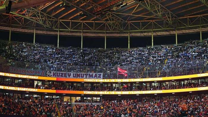 Derbide Uğurcan Çakır gerilimi Trabzonspor taraftarlarından eski kaptanlarına dolarlı protesto...