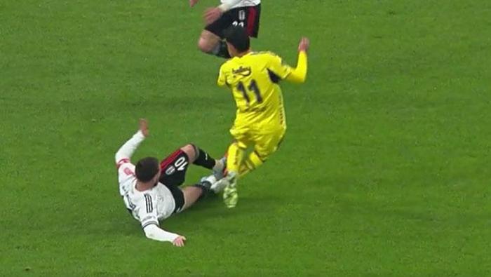 ORKUN KÖKÇÜNÜN KIRMIZI KART GÖRDÜĞÜ POZİSYON