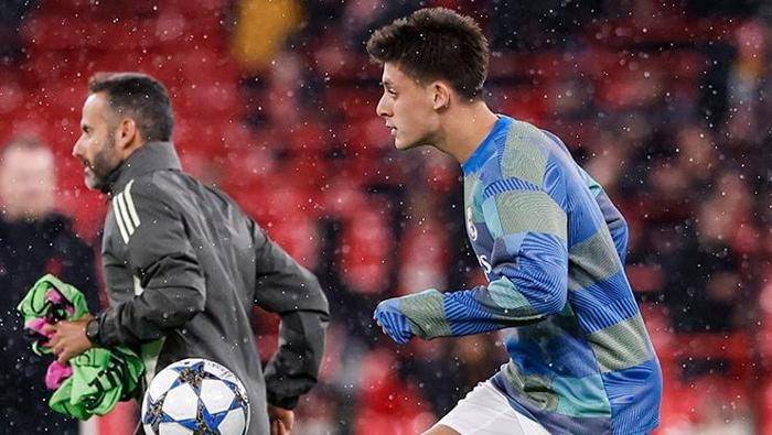 İLK YARIDA DEFANSİF ORTA SAHA OYNADI