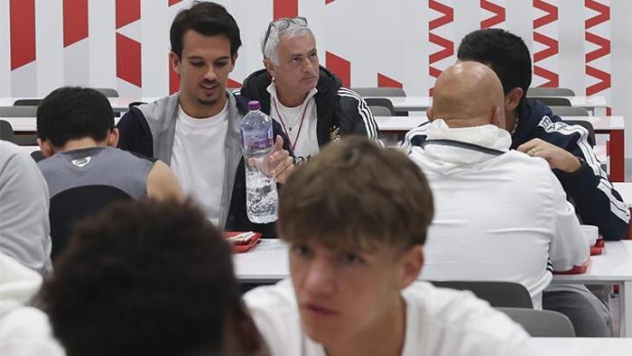 Fenerbahçeden ayrılıp Benficaya giden Mourinhonun yeni hayatı Tesislerde uyuyor...
