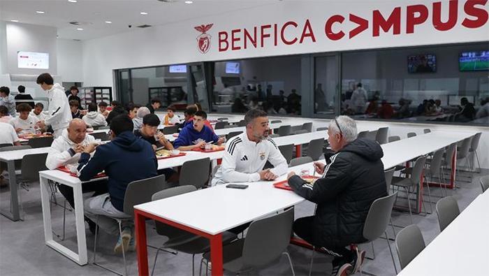 Fenerbahçeden ayrılıp Benficaya giden Mourinhonun yeni hayatı Tesislerde uyuyor...