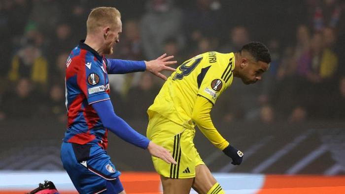 Viktoria Plzen - Fenerbahçe maçının hakemi Allard Lindhoutun ilk vukuatı değil 3 yıl önce de aynı hata, sonra penaltıymış dedi