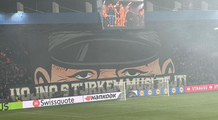 Viktoria Plzen taraftarından Fenerbahçe maçında skandal pankart Büyük tepki gördü