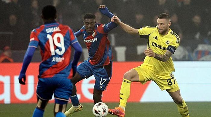 Viktoria Plzen taraftarından Fenerbahçe maçında skandal pankart Büyük tepki gördü