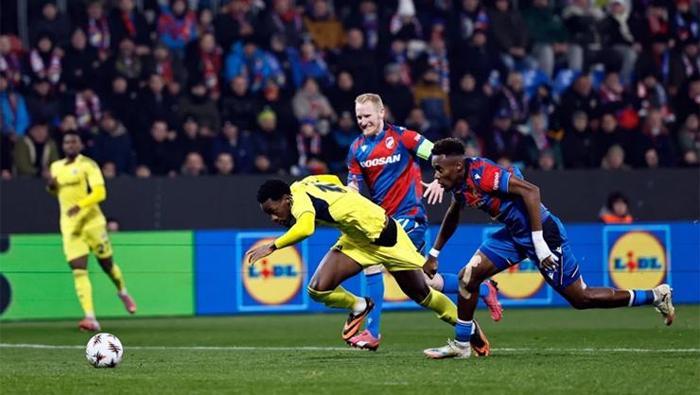 Plzen-Fenerbahçe maçındaki skandal penaltı kararı için Deniz Çobandan sert sözler Bir çuval inciri berbat etti