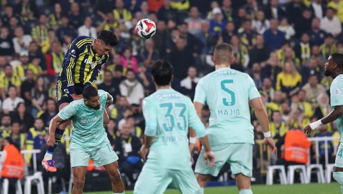 Fenerbahçe - Kayserispor maçına damga vuran pozisyon Kırmızı kart çıkmalı mıydı Trioda yorumlandı: Hakemin bir kararı yok