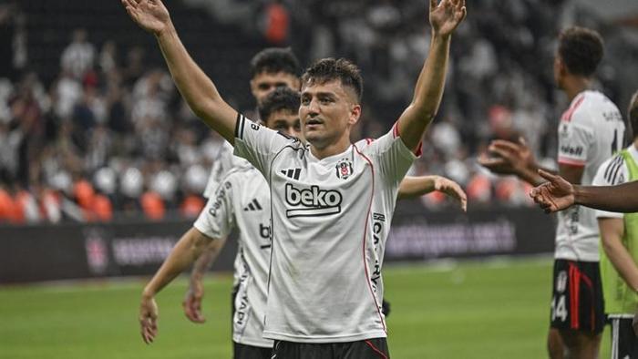 PERFORMANSI DİKKAT ÇEKTİ