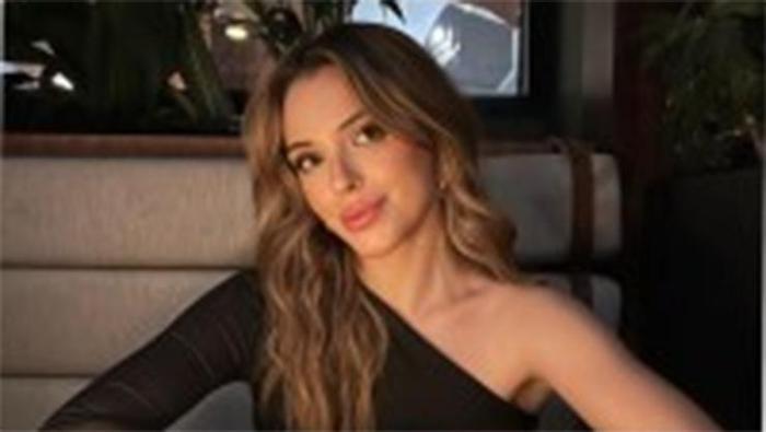 Fenerbahçenin yıldızı İsmail Yüksek nişanlısı Esen Matraş ile tribünde