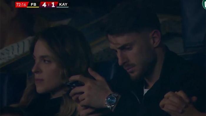 Fenerbahçenin yıldızı İsmail Yüksek nişanlısı Esen Matraş ile tribünde