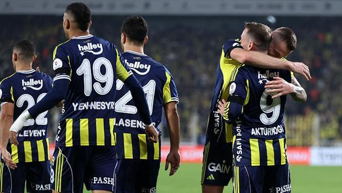 Fenerbahçenin yıldızı İsmail Yüksek nişanlısı Esen Matraş ile tribünde