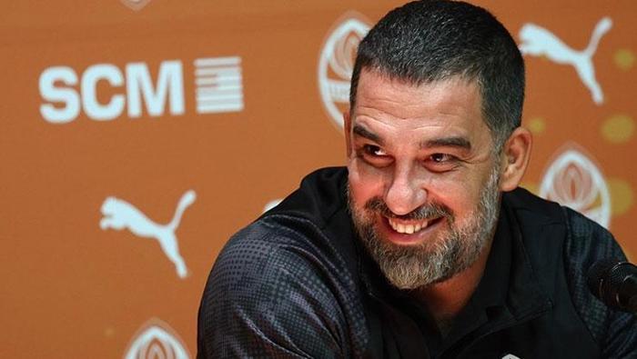 OYUNCULARIYLA İLİŞKİSİ