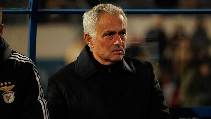 JOSE MOURINHO KÜPLERE BİNDİ