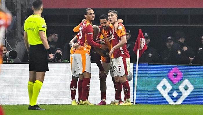 Hasan Şaştan Galatasaraylı futbolculara yaylım ateşi Büyük takım topçusu değilsiniz, korkaklıktan...