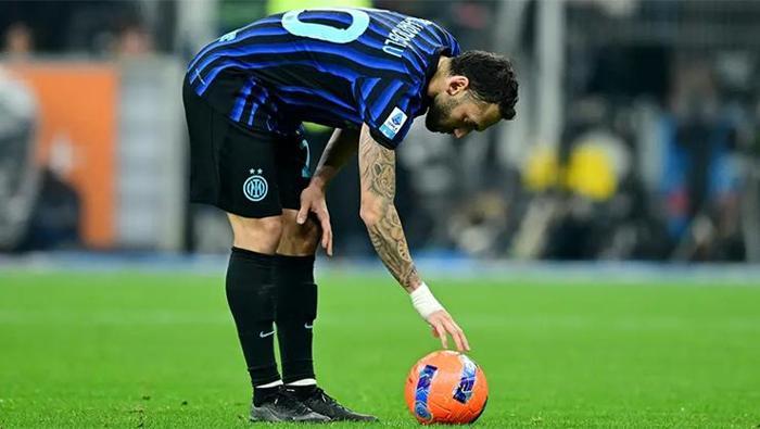 Hakan Çalhanoğlu penaltıyı atamadı Interi yaktı İtalya onu konuşuyor: Büyük bir özgürlüğü var ama yararlanamıyor