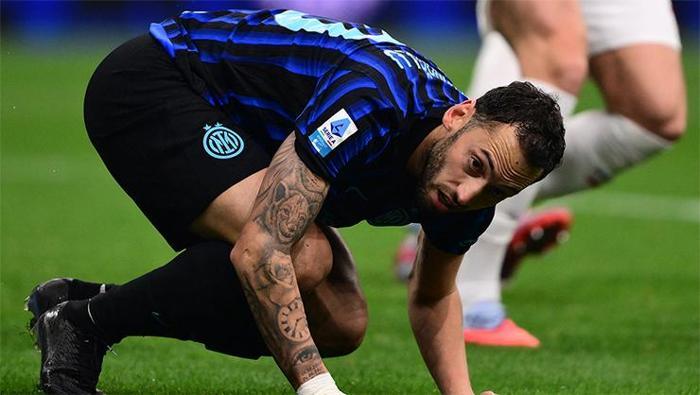 Hakan Çalhanoğlu penaltıyı atamadı Interi yaktı İtalya onu konuşuyor: Büyük bir özgürlüğü var ama yararlanamıyor