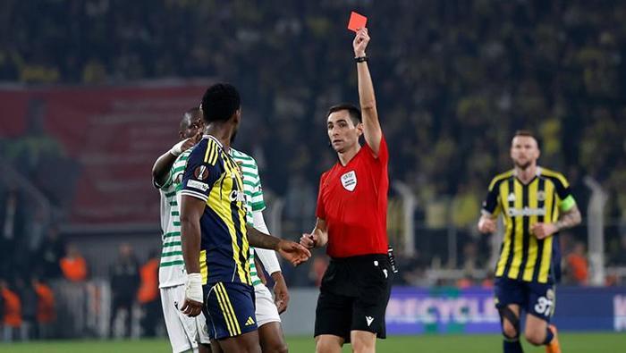 KIRMIZI KARTIN PERDE ARKASI