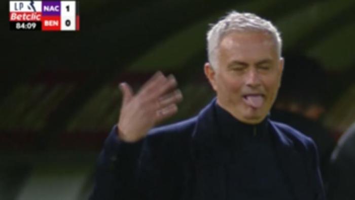 MOURINHO HAKEME DİL ÇIKARDI