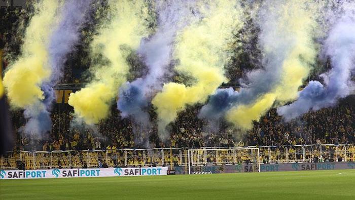 Fenerbahçede derbi öncesi Kadıköy şölen alanına döndü Galatasaraylı oyuncular çıkar çıkmaz...