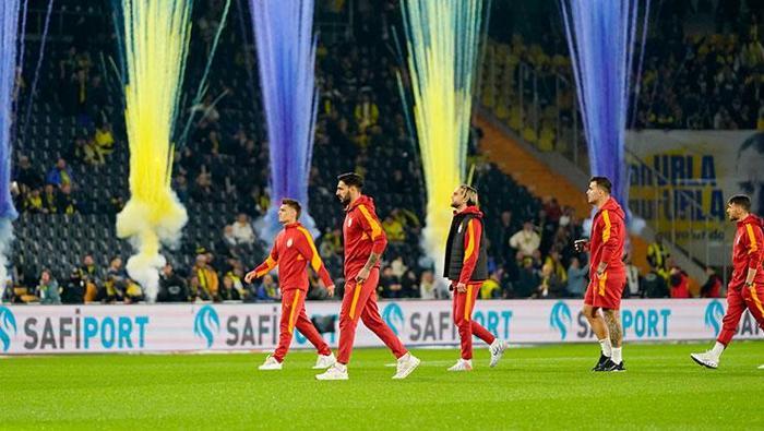 Fenerbahçede derbi öncesi Kadıköy şölen alanına döndü Galatasaraylı oyuncular çıkar çıkmaz...
