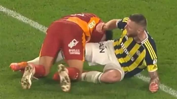 Skriniarın ayağa kalkarken Sara ile itişmesi ve öncesindeki pozisyonda faul beklentisi