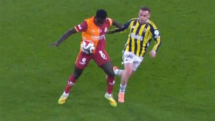 Fenerbahçe - Galatasaray derbisinin tartışmalı pozisyonlarına Trio son noktayı koydu: Kırmızı kart çıksa VAR karışamazdı