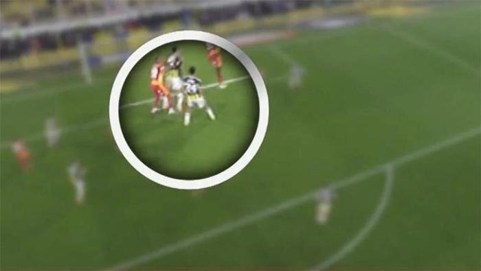 Fenerbahçe - Galatasaray derbisinin tartışmalı pozisyonlarına Trio son noktayı koydu: Kırmızı kart çıksa VAR karışamazdı