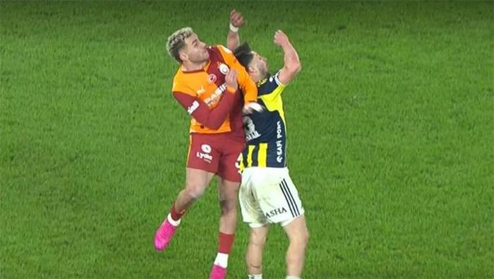Fenerbahçe - Galatasaray derbisinin tartışmalı pozisyonlarına Trio son noktayı koydu: Kırmızı kart çıksa VAR karışamazdı
