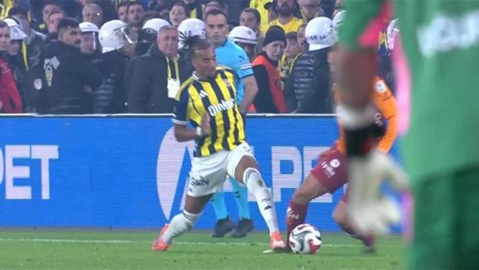 Fenerbahçe - Galatasaray derbisinin tartışmalı pozisyonlarına Trio son noktayı koydu: Kırmızı kart çıksa VAR karışamazdı