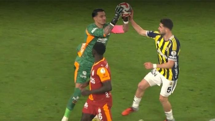 Fenerbahçe - Galatasaray derbisinin tartışmalı pozisyonlarına Trio son noktayı koydu: Kırmızı kart çıksa VAR karışamazdı