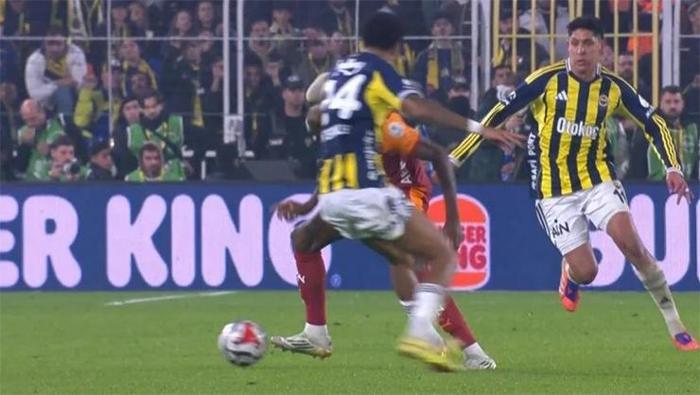 Fenerbahçe - Galatasaray derbisinin tartışmalı pozisyonlarına Trio son noktayı koydu: Kırmızı kart çıksa VAR karışamazdı