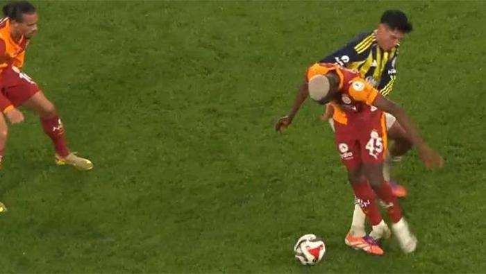 Fenerbahçe - Galatasaray derbisinin tartışmalı pozisyonlarına Trio son noktayı koydu: Kırmızı kart çıksa VAR karışamazdı