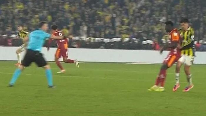 Fenerbahçe - Galatasaray derbisinin tartışmalı pozisyonlarına Trio son noktayı koydu: Kırmızı kart çıksa VAR karışamazdı